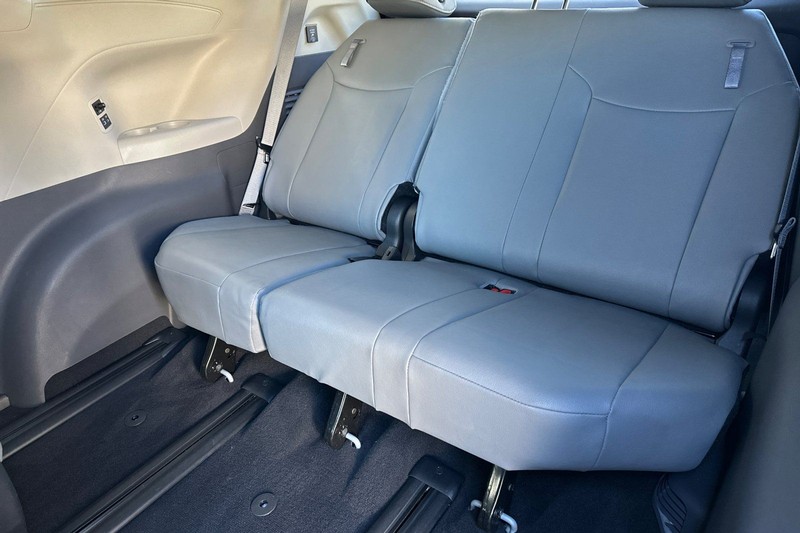 Toyota Sienna Vehicle Full-screen Gallery Image 15