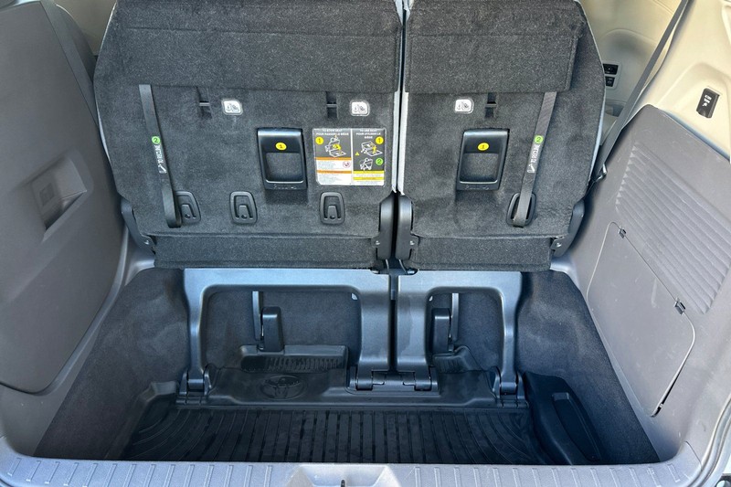 Toyota Sienna Vehicle Full-screen Gallery Image 17