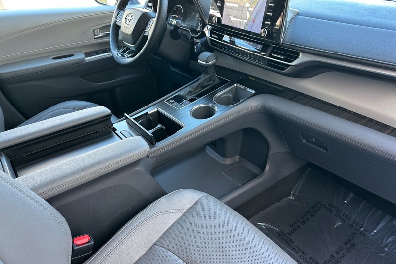 Toyota Sienna Vehicle Full-screen Gallery Image 18