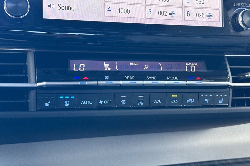 Toyota Sienna Vehicle Full-screen Gallery Image 23