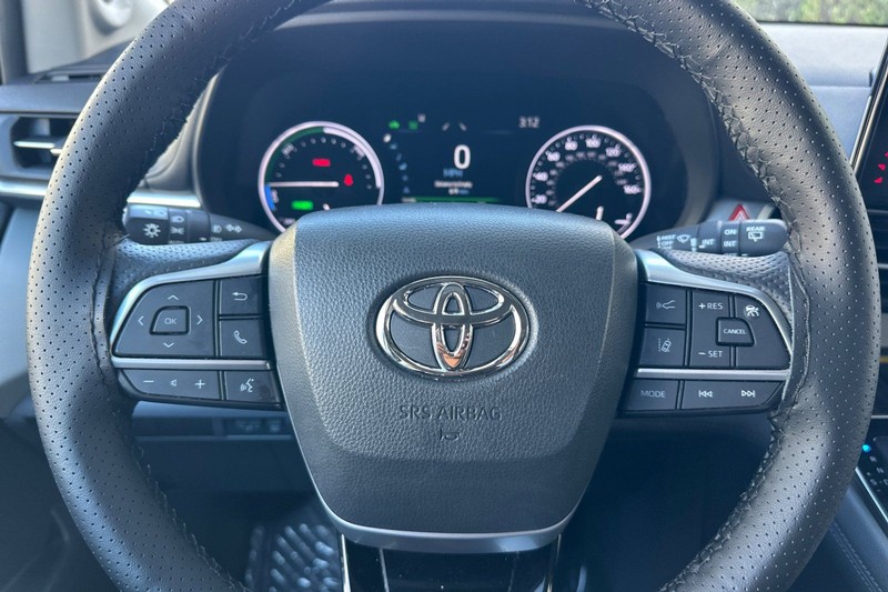 Toyota Sienna Vehicle Full-screen Gallery Image 26