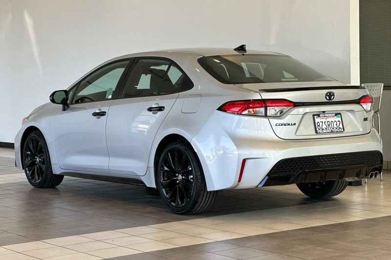 Toyota Corolla Vehicle Full-screen Gallery Image 06