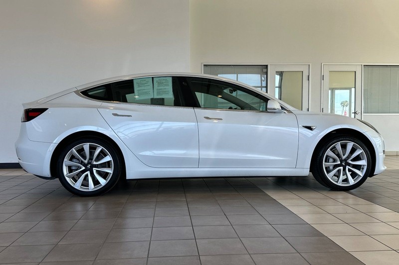 Tesla Model 3 Vehicle Full-screen Gallery Image 03