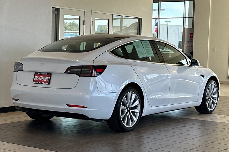 Tesla Model 3 Vehicle Full-screen Gallery Image 04