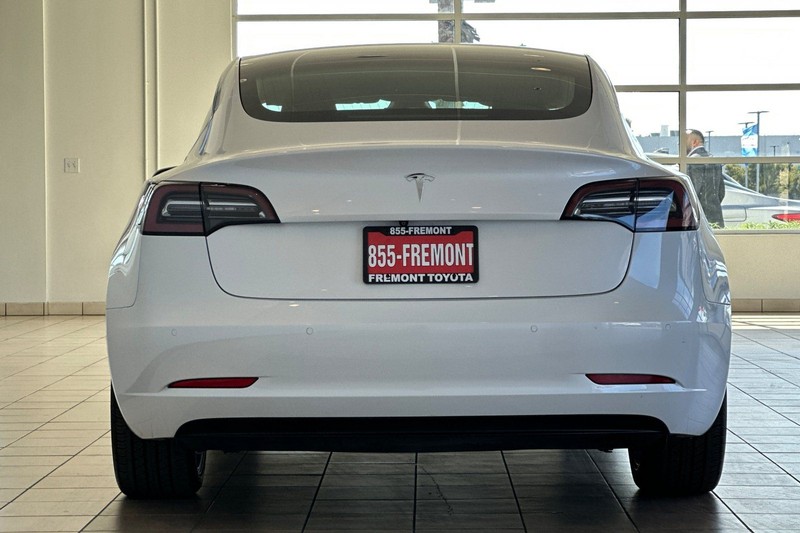 Tesla Model 3 Vehicle Full-screen Gallery Image 05