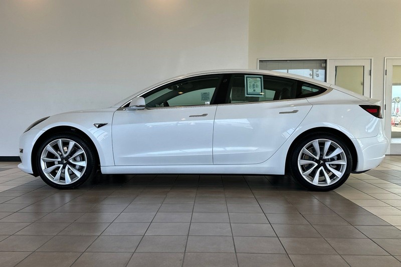 Tesla Model 3 Vehicle Full-screen Gallery Image 07