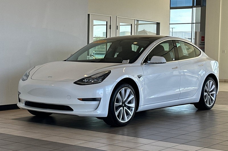 Tesla Model 3 Vehicle Full-screen Gallery Image 08