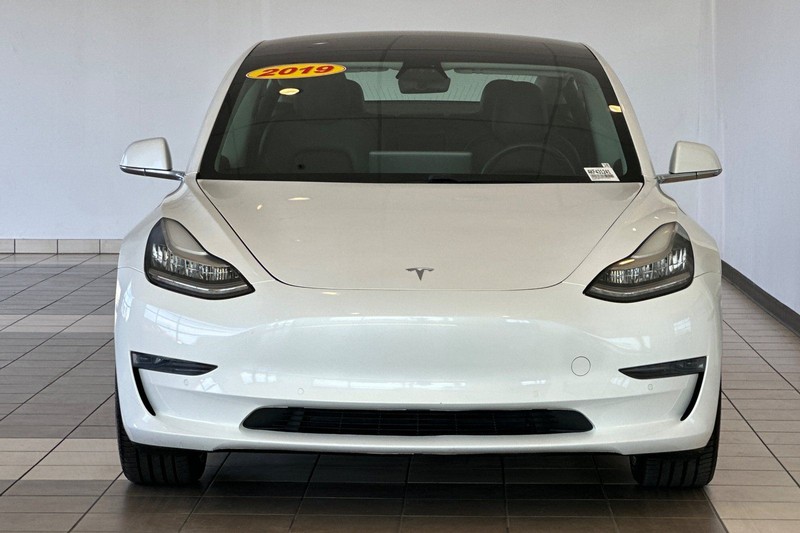 Tesla Model 3 Vehicle Full-screen Gallery Image 09