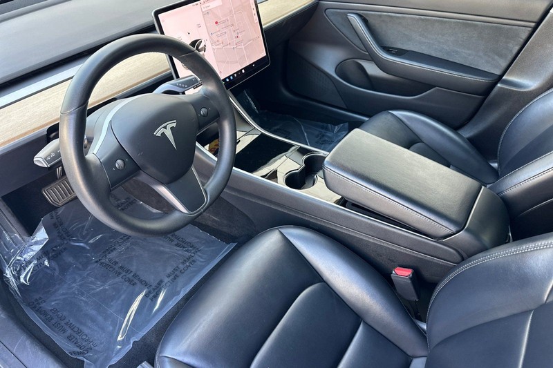 Tesla Model 3 Vehicle Full-screen Gallery Image 10