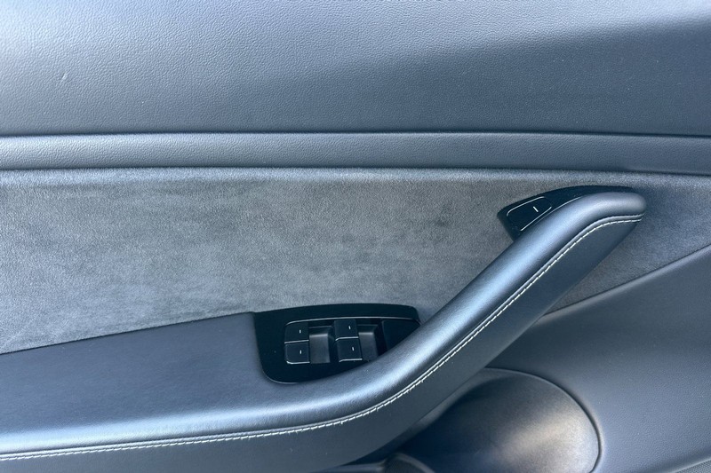 Tesla Model 3 Vehicle Full-screen Gallery Image 11