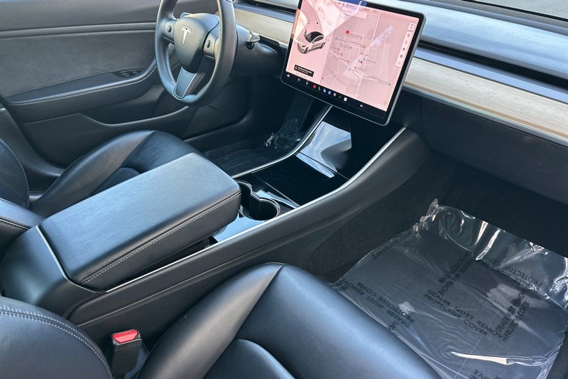 Tesla Model 3 Vehicle Full-screen Gallery Image 15