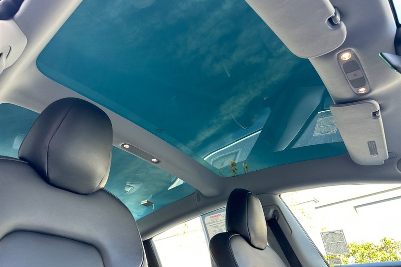 Tesla Model 3 Vehicle Full-screen Gallery Image 16
