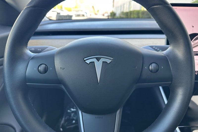 Tesla Model 3 Vehicle Full-screen Gallery Image 22