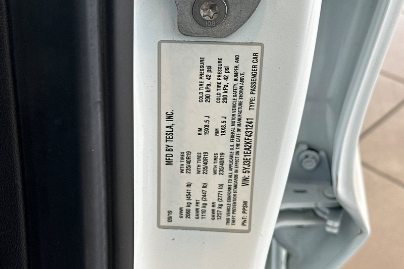 Tesla Model 3 Vehicle Full-screen Gallery Image 27