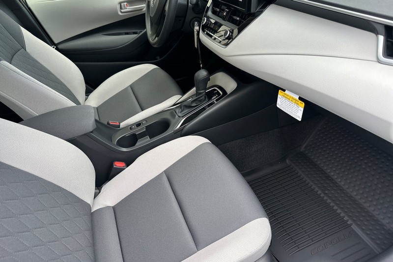 Toyota Corolla Vehicle Full-screen Gallery Image 13