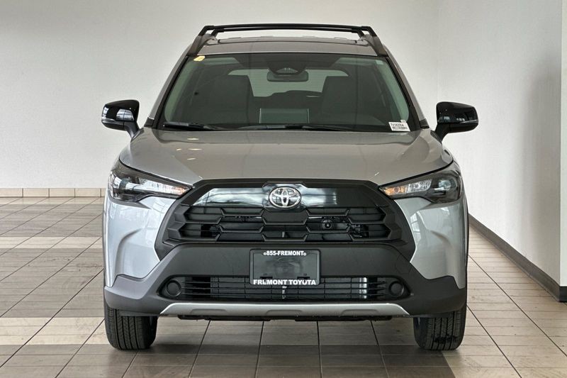 Toyota Corolla Cross Vehicle Full-screen Gallery Image 03