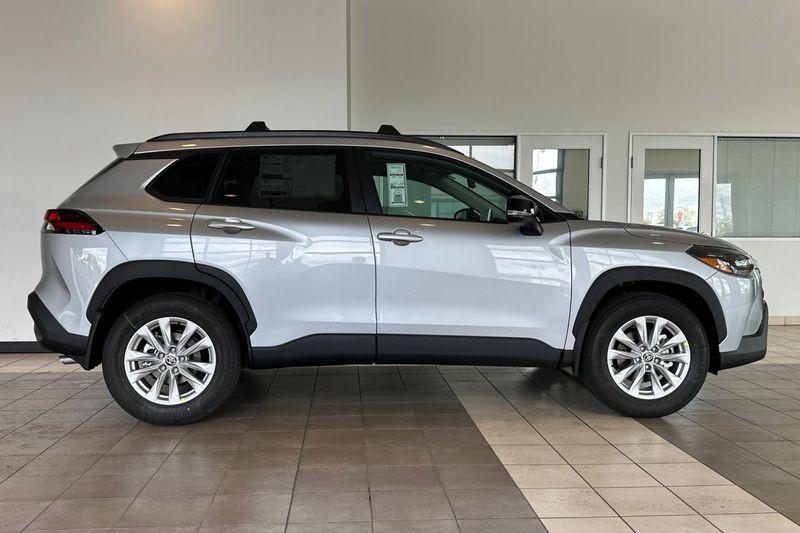 Toyota Corolla Cross Vehicle Full-screen Gallery Image 04