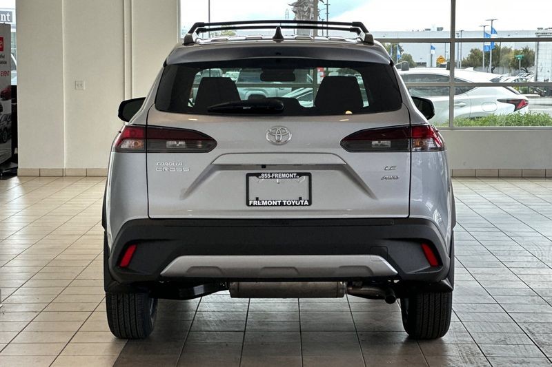 Toyota Corolla Cross Vehicle Full-screen Gallery Image 06