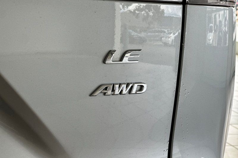 Toyota Corolla Cross Vehicle Full-screen Gallery Image 07