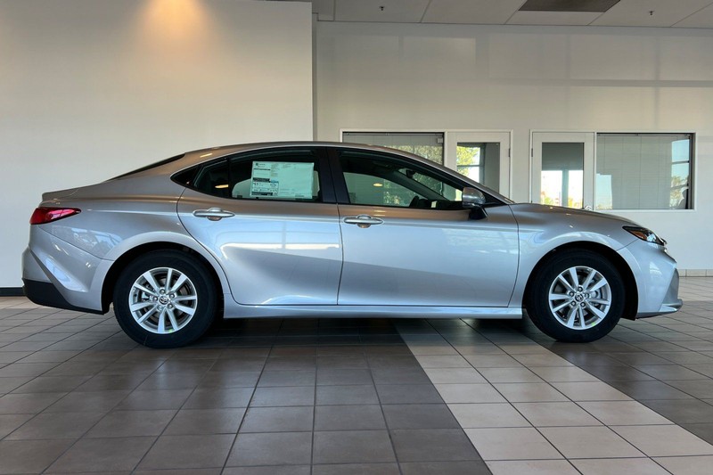 Toyota Camry Vehicle Full-screen Gallery Image 04