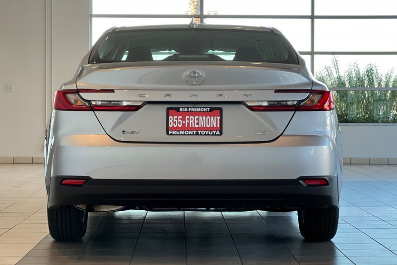 Toyota Camry Vehicle Full-screen Gallery Image 06