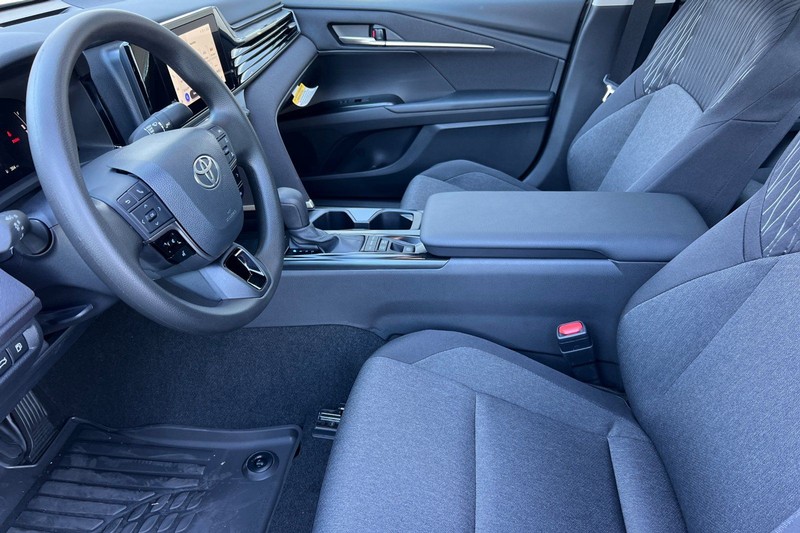 Toyota Camry Vehicle Full-screen Gallery Image 08