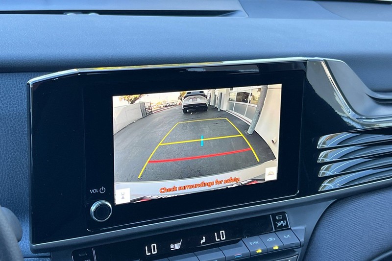 Toyota Camry Vehicle Full-screen Gallery Image 16