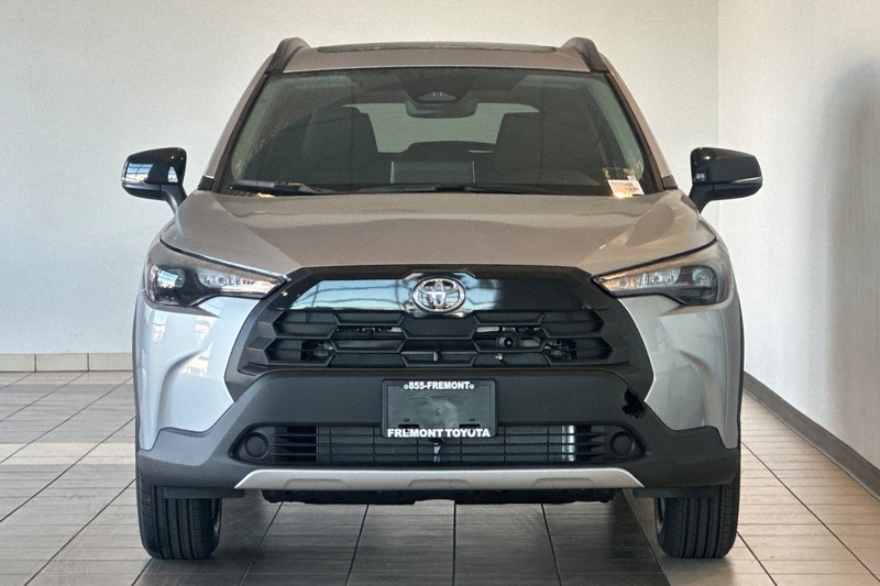 Toyota Corolla Cross Vehicle Full-screen Gallery Image 03