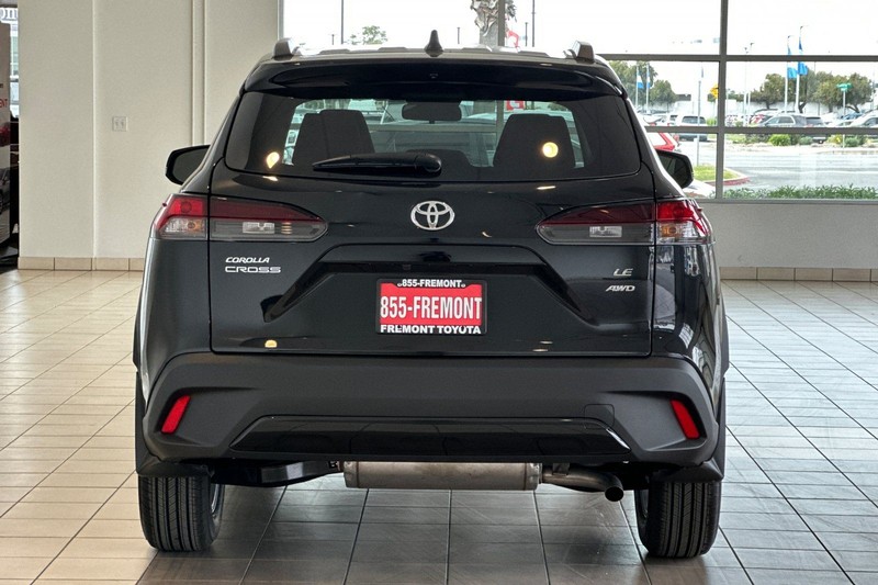 Toyota Corolla Cross Vehicle Full-screen Gallery Image 05