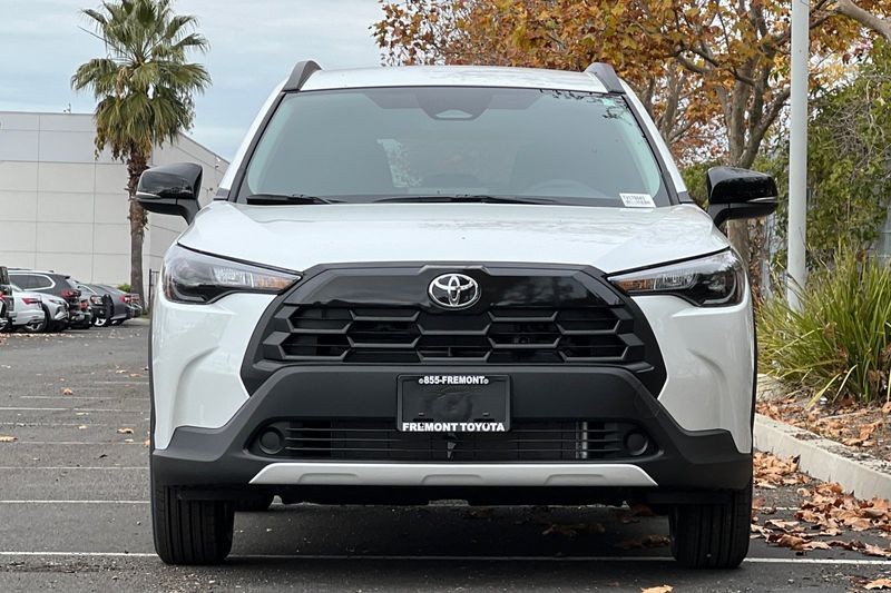 Toyota Corolla Cross Vehicle Full-screen Gallery Image 03