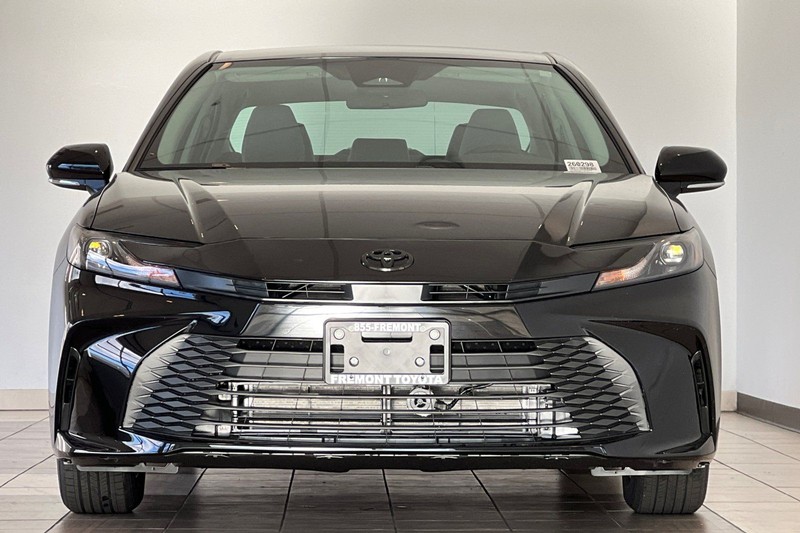 Toyota Camry Vehicle Full-screen Gallery Image 03