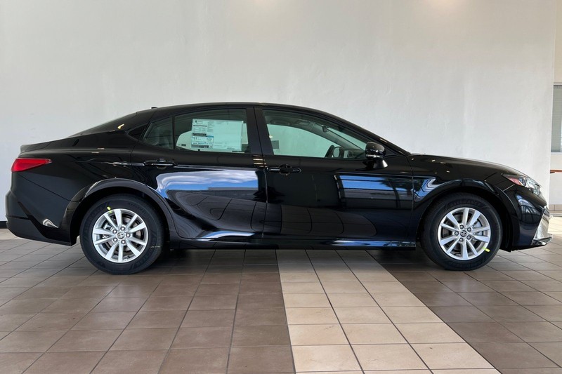 Toyota Camry Vehicle Full-screen Gallery Image 04