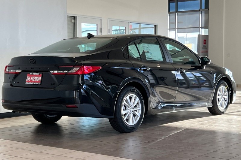 Toyota Camry Vehicle Full-screen Gallery Image 05