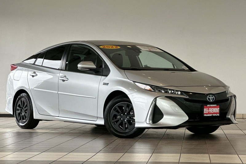 Toyota Prius Prime Vehicle Full-screen Gallery Image 02