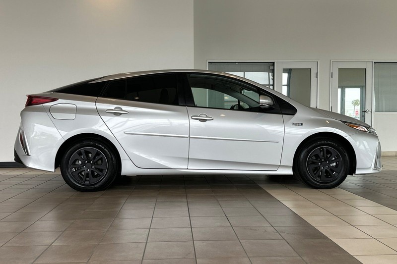 Toyota Prius Prime Vehicle Full-screen Gallery Image 03