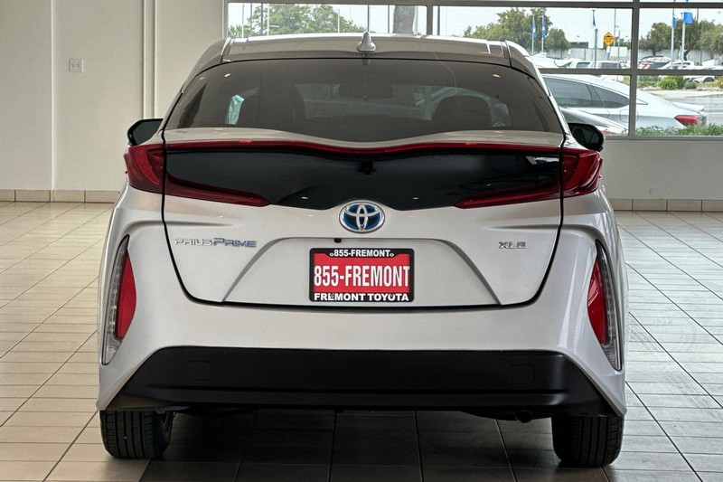 Toyota Prius Prime Vehicle Full-screen Gallery Image 05