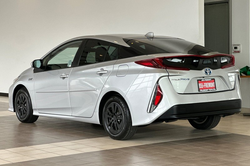 Toyota Prius Prime Vehicle Full-screen Gallery Image 06