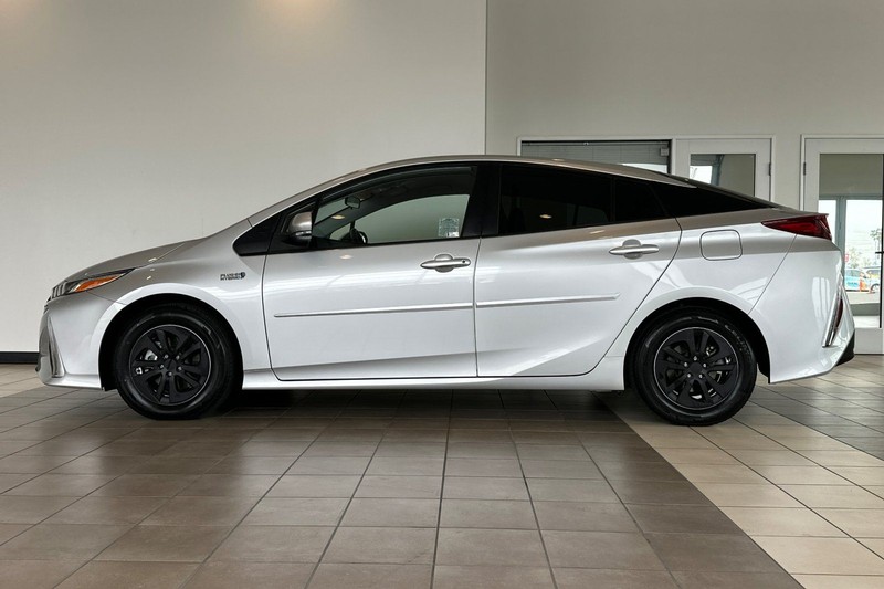 Toyota Prius Prime Vehicle Full-screen Gallery Image 07