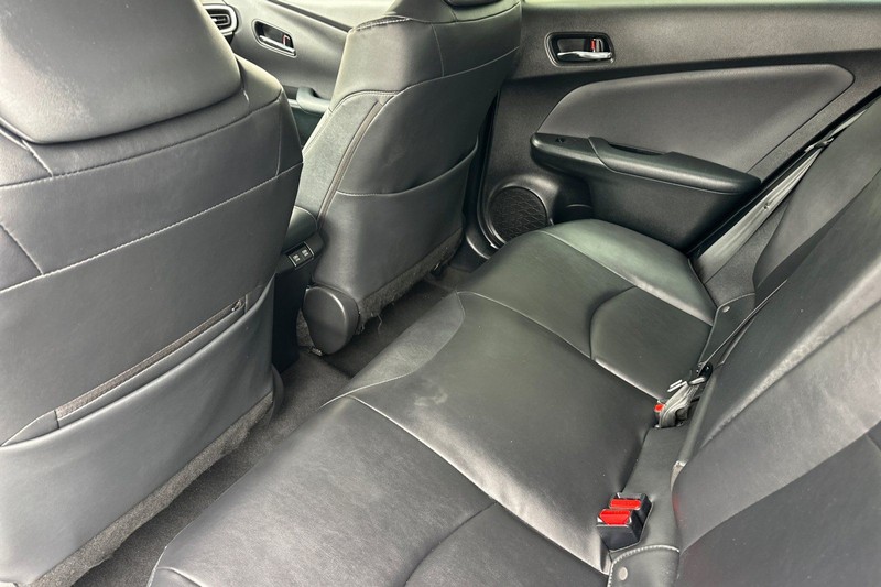 Toyota Prius Prime Vehicle Full-screen Gallery Image 12