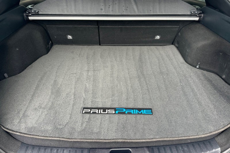 Toyota Prius Prime Vehicle Full-screen Gallery Image 15