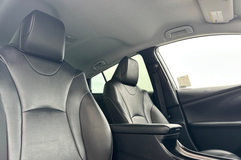 Toyota Prius Prime Vehicle Full-screen Gallery Image 17