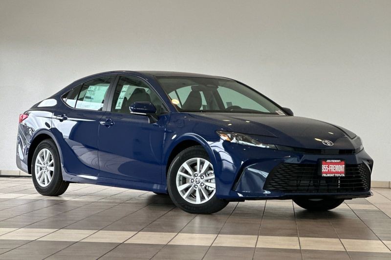 Toyota Camry Vehicle Full-screen Gallery Image 02