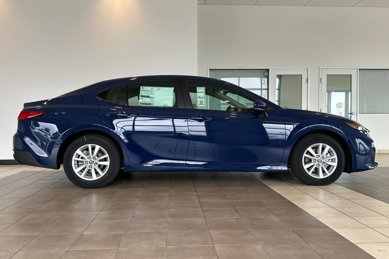 Toyota Camry Vehicle Full-screen Gallery Image 04