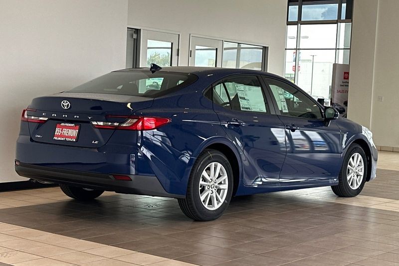 Toyota Camry Vehicle Full-screen Gallery Image 05