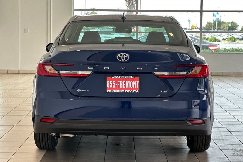 Toyota Camry Vehicle Full-screen Gallery Image 06