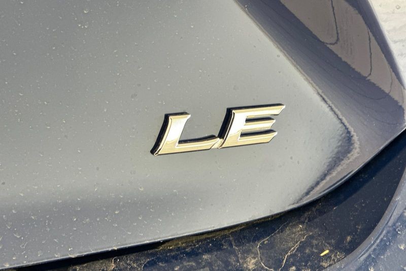 Toyota Camry Vehicle Full-screen Gallery Image 07