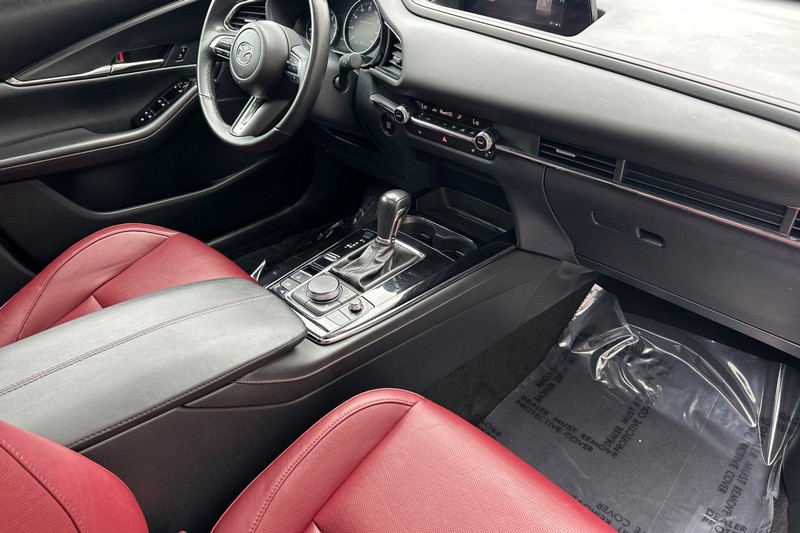 Mazda CX-30 Vehicle Full-screen Gallery Image 16