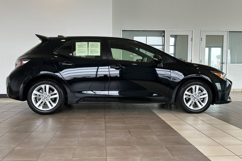 Toyota Corolla Hatchback Vehicle Full-screen Gallery Image 03