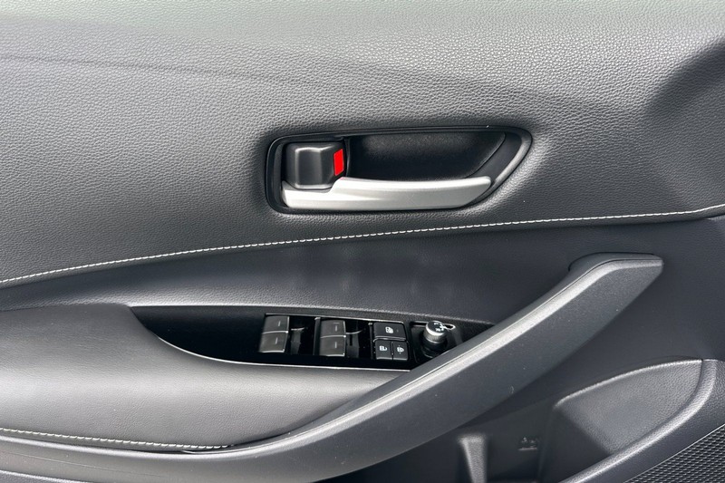 Toyota Corolla Hatchback Vehicle Full-screen Gallery Image 11