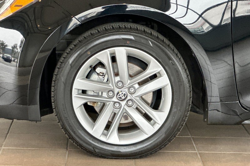 Toyota Corolla Hatchback Vehicle Full-screen Gallery Image 25